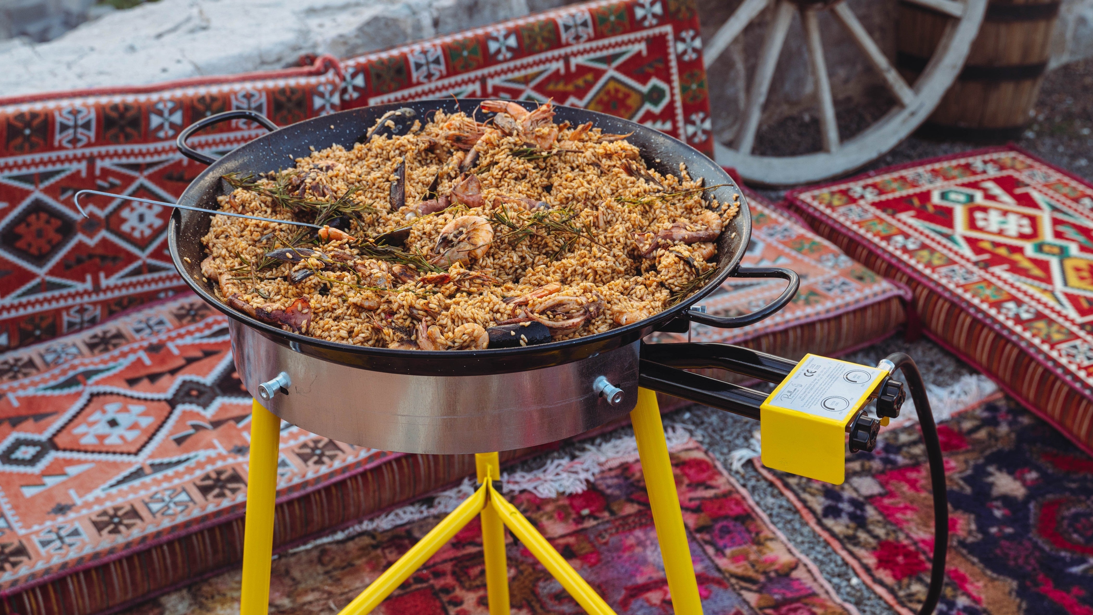 TRADITIONAL SPANISH PAELLA 12-14 Servings